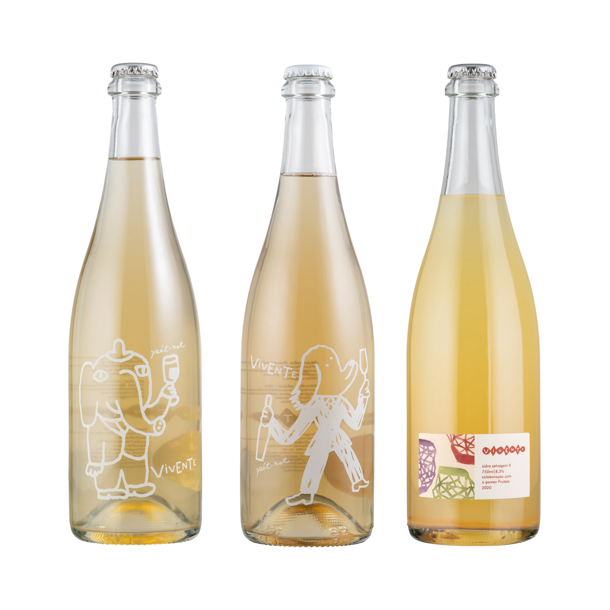 Imagem com três garrafas de vinho, com vidro transparente e cheias de um líquido amarelado, representando três bebidas espumantes da vinícola Vivente. Respectivamente pét-nat Glera/Chardonnay, pét-nat Chardonnay/Pinot Noir e Sidra Macerada.